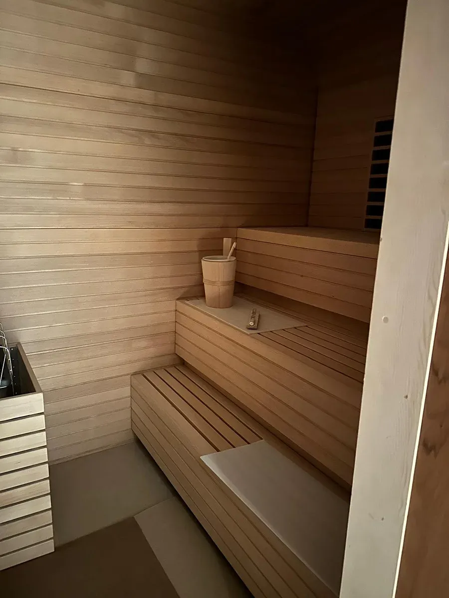 Sauna wykończona drewnem we wnętrzu domu