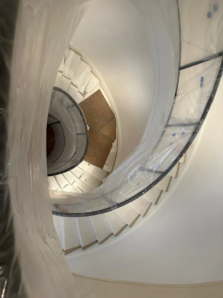 Wykończenia pod klucz w Stalowej Woli, spiralne schody w wykańczanym wnętrzu